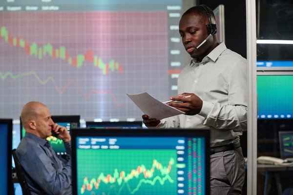 Comment fonctionne la société de courtage Online Asset ?